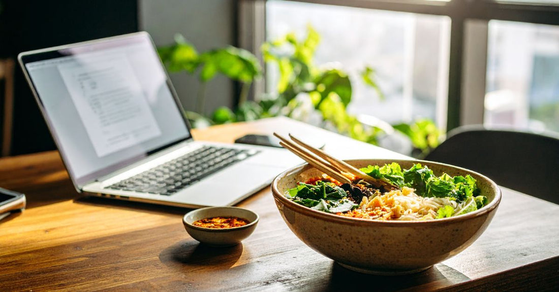 Instant-Nudeln als perfektes Büro-Mittagessen