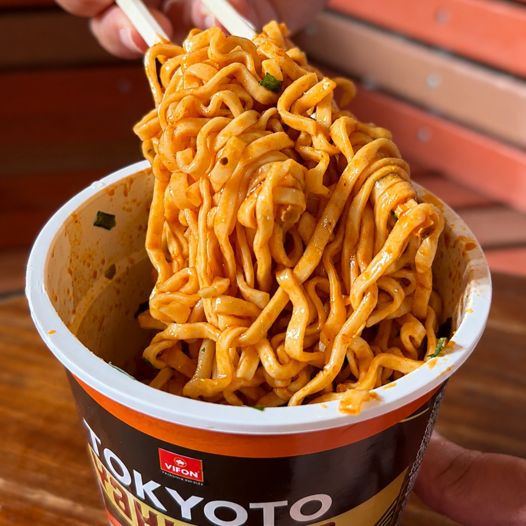 VIFON Tokyoto Yakisoba Instant-Nudelgericht mit Sojasauce und Chili, leicht scharf, 8x85 g