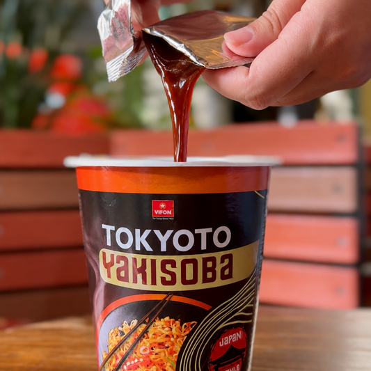 VIFON Tokyoto Yakisoba Instant-Nudelgericht mit Sojasauce und Chili, leicht scharf, 8x85 g